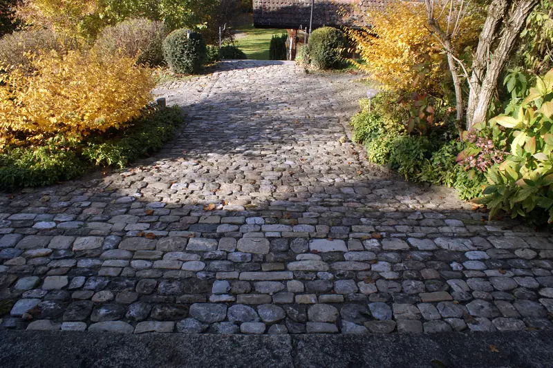 traditionshandwerk_jangarten_pflaesterung-gartenweg_muri-bern